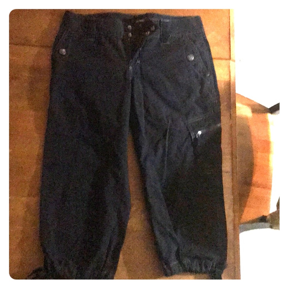 Daisies Fuentez 4p black capris ties and zippers
